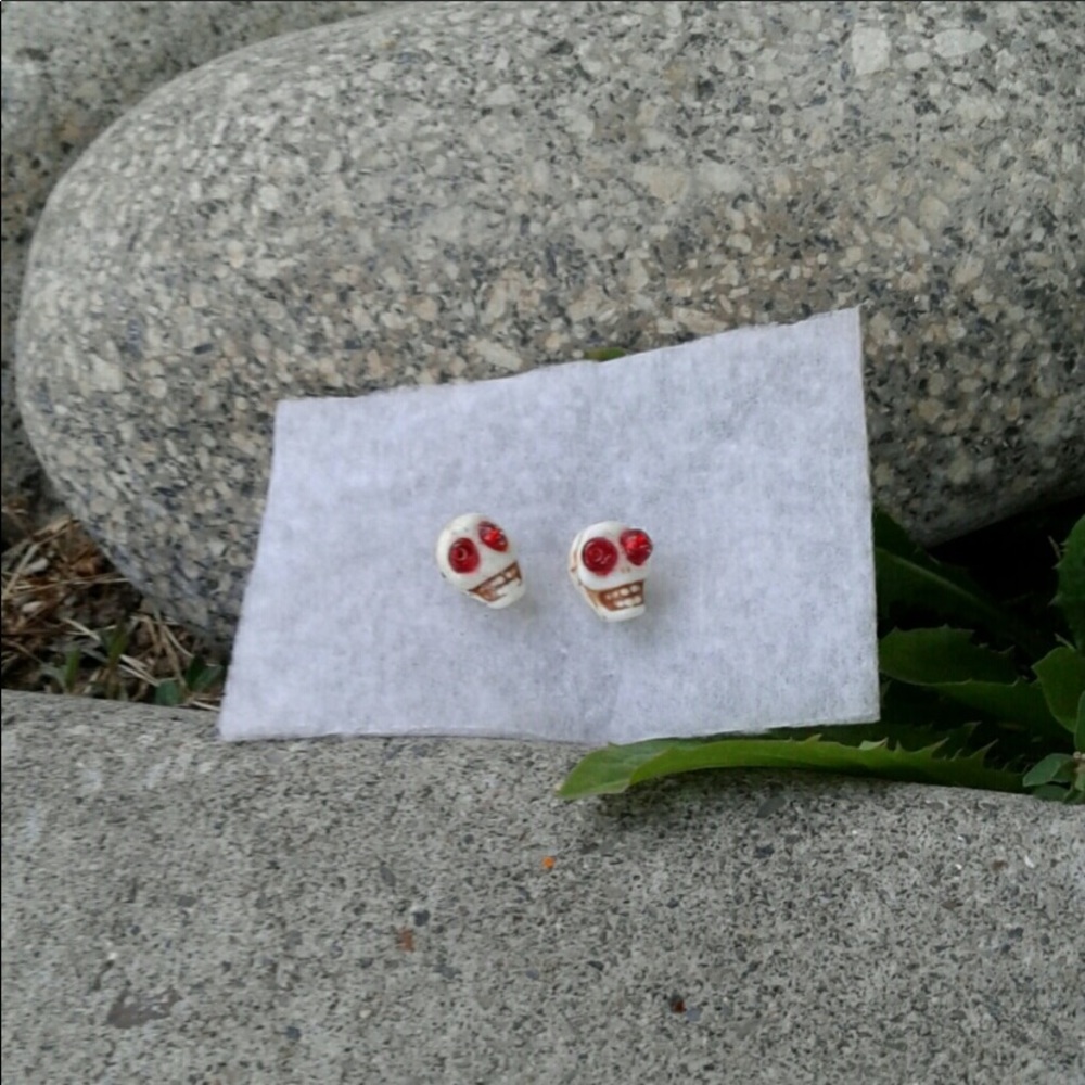 Skull piece earrings - Picture 3 of 5
